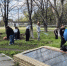 В пгт Шахтерский провели субботник у Памятного знака в честь воинов-земляков - Администрация города Свердловска и Свердловского района